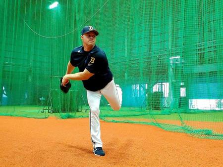 14日・ソフトバンク戦の先発へ向けてオセアンＢＳ室内練習場で調整したアルバース（球団提供）