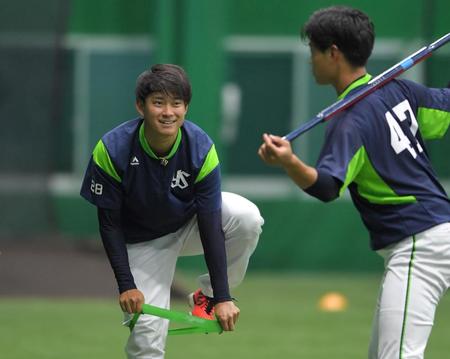 １軍に昇格し練習するヤクルト・吉田大喜＝甲子園（撮影・田中太一）