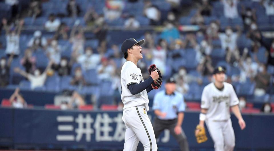 　最後の打者・近藤を三振に仕留め、雄たけびを上げる山本