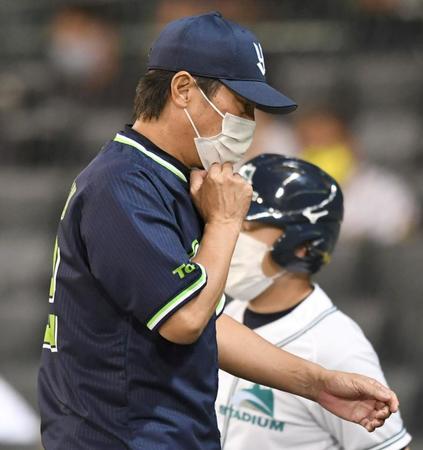 　７回、選手交代を告げベンチへ戻る高津監督（撮影・飯室逸平）