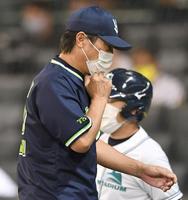 　７回、選手交代を告げベンチへ戻る高津監督（撮影・飯室逸平）