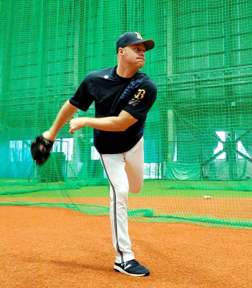 　オセアンＢＳ室内練習場で調整したアルバース（球団提供）