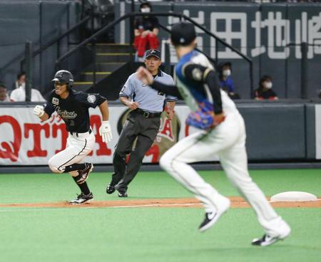 　３回、打者・菅野のとき、三盗を決め、捕手・清水の悪送球で本塁に向かう荻野