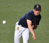 キャッチボールする鈴木優（撮影・吉澤敬太）