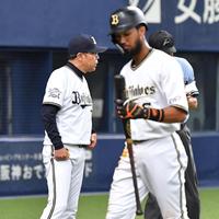 ８回、三振に倒れた宗（右）の横で選手交代を告げる西村監督（撮影・吉澤敬太）