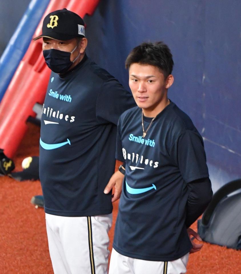 西村監督（左）と話す山本（撮影・吉澤敬太）