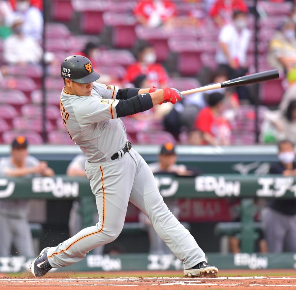 １回、先制適時打を放つ巨人・岡本（撮影・立川洋一郎）