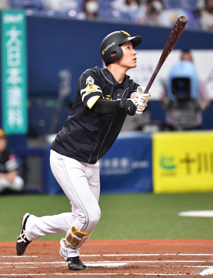 ７回２死一塁、右越えに２ランを放つ上林誠知＝京セラドーム（撮影・吉澤敬太）