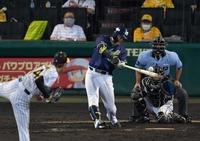　７回、勝ち越し２点適時打を放つヤクルト・村上