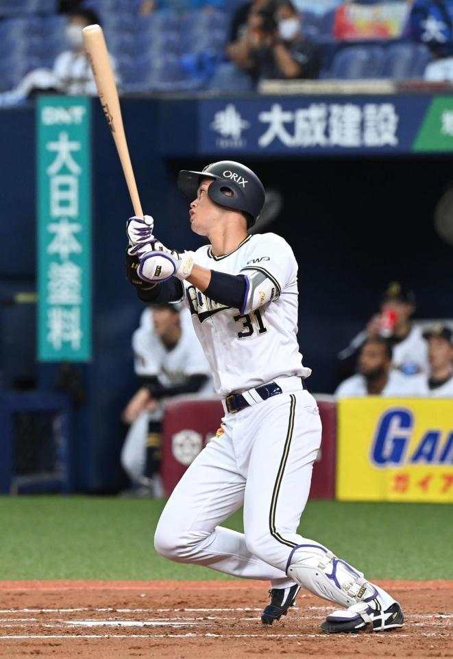 　３回、バックスクリーンにプロ初安打となる１号ソロを放つオリックス・太田