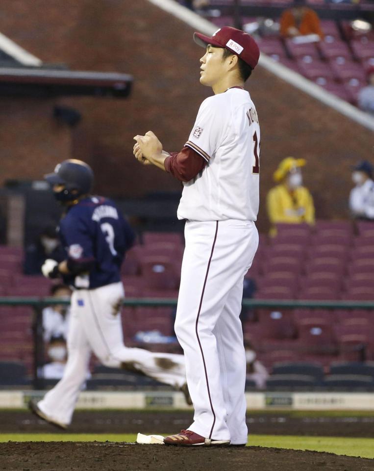 　３回、西武・山川（左）に本塁打を浴びた楽天・則本昂＝楽天生命パーク