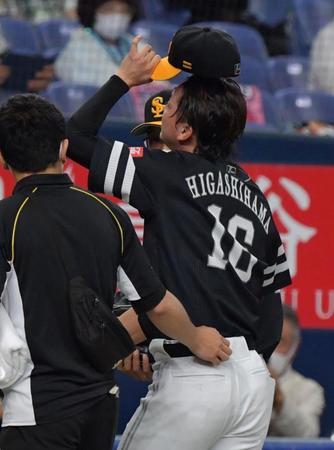 ソフトバンク 東浜の右足に打球直撃 ベンチで治療後 再び登板 野球 デイリースポーツ Online