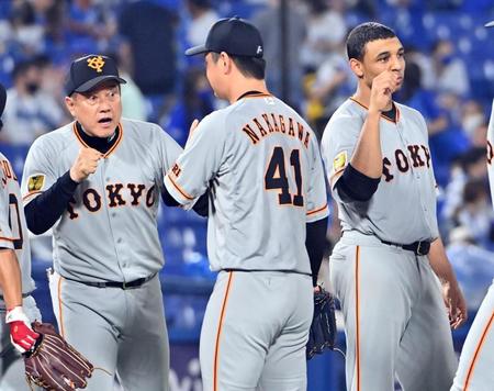 　ＤｅＮＡに連勝し、９回のピンチをしのいだ中川（中）を迎える巨人先発のサンチェス（右）と原監督