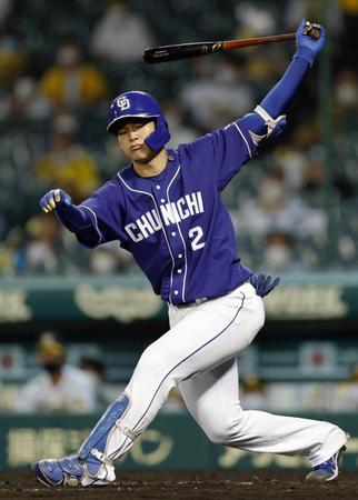 　９回、空振り三振に倒れる中日・石川昂（共同）