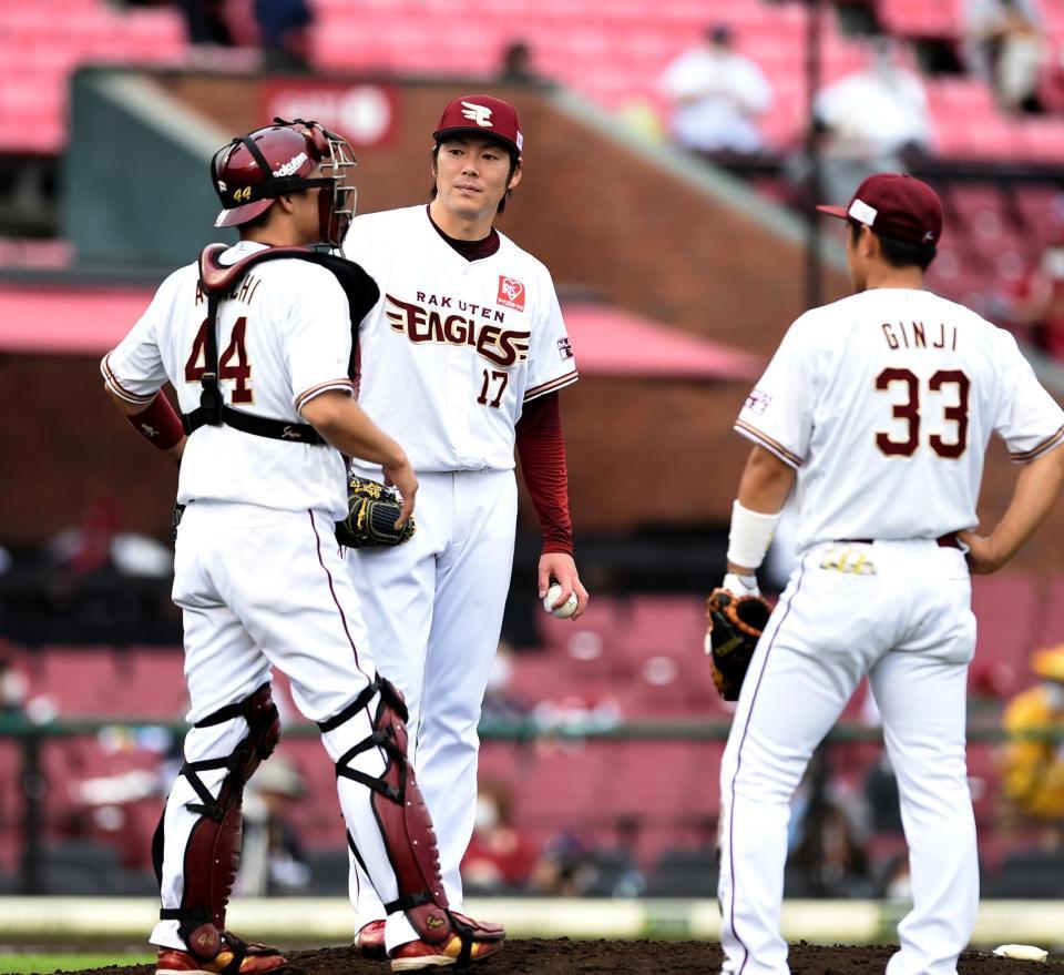 　勝ち越しを許し６回途中で降板する楽天・塩見（中央）