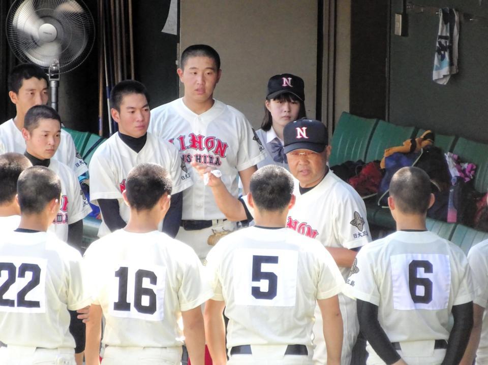 ベンチ前で指示を出す日大三島・永田裕治監督