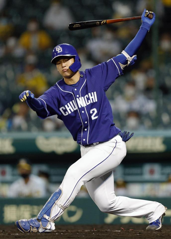 　９回、空振り三振に倒れる中日・石川昂（共同）