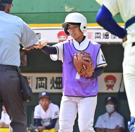 　審判にボールを手渡す須磨友が丘・割鞘世奈