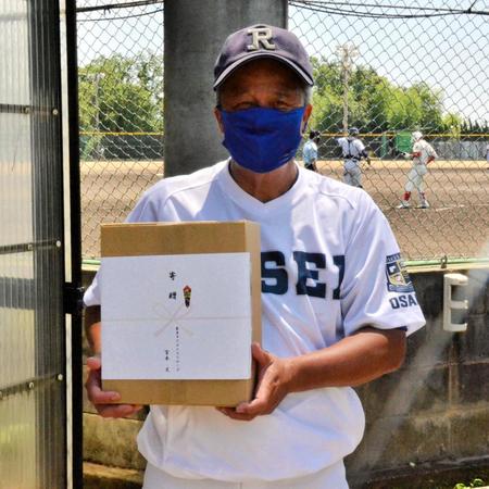 ヤクルト・宮本から届いたマスクを着用する履正社・岡田監督