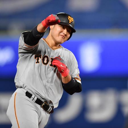 ９回、勝ち越し２ランを放ち、ベンチへ向かってガッツポーズの岡本（撮影・西岡正）