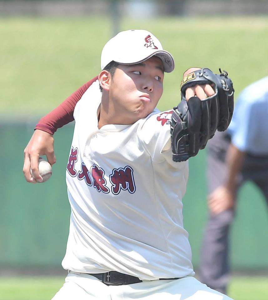 ８回途中から登板し、力投する近大泉州・斎藤（撮影・高部洋祐）