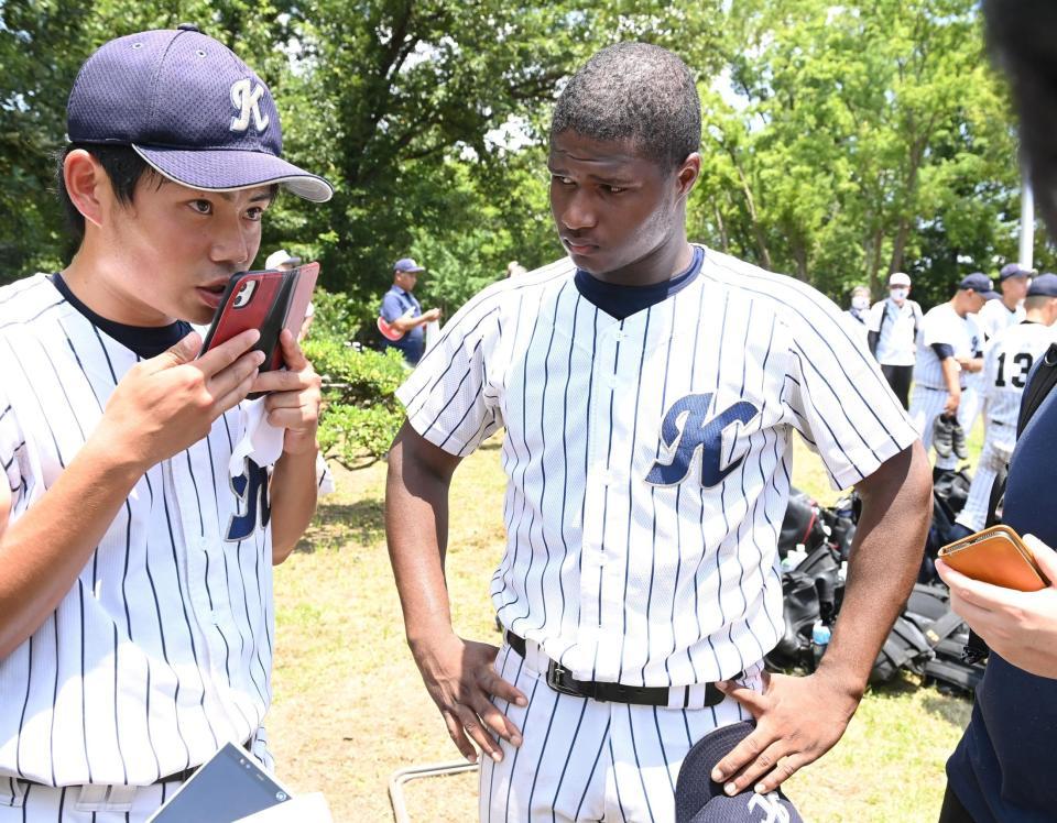 試合後、スマホの翻訳アプリを使い取材に応じる大阪偕成学園　ダビッド・バチスタ・モレノ（右）＝久宝寺球場（撮影・高部洋祐）