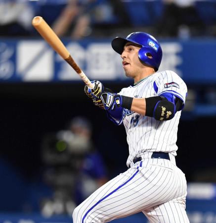 再び左越えソロを放つソト