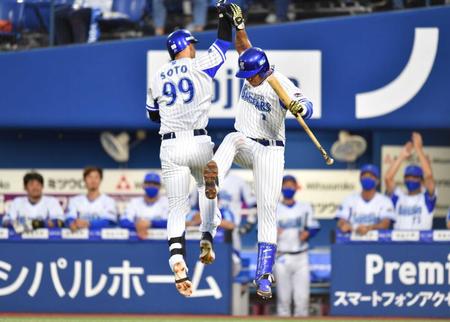 生還してロペス（右）と喜び合う