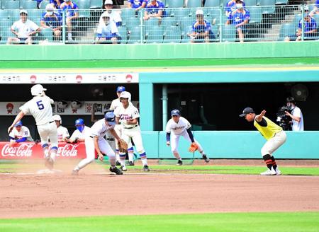 高校野球夏季兵庫県大会の須磨友が丘-神戸国際大付の試合で３塁塁審を務める学生（右）