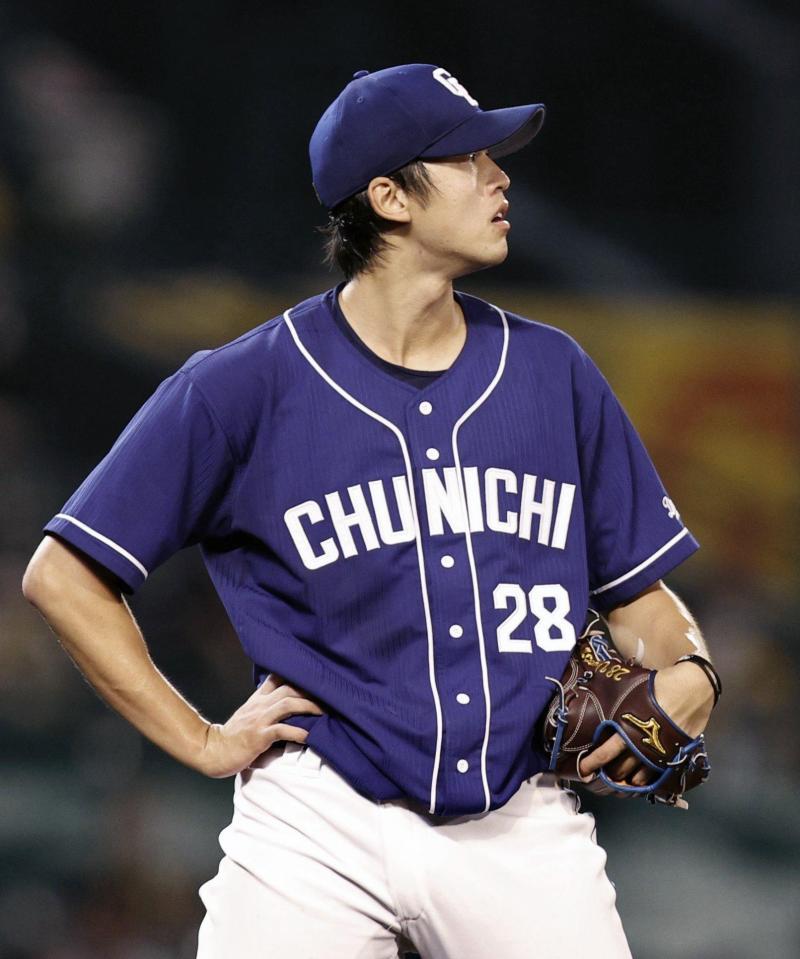 　４回、糸原に四球を与え、１死満塁のピンチを招いた中日先発の梅津。この後降板する（共同）