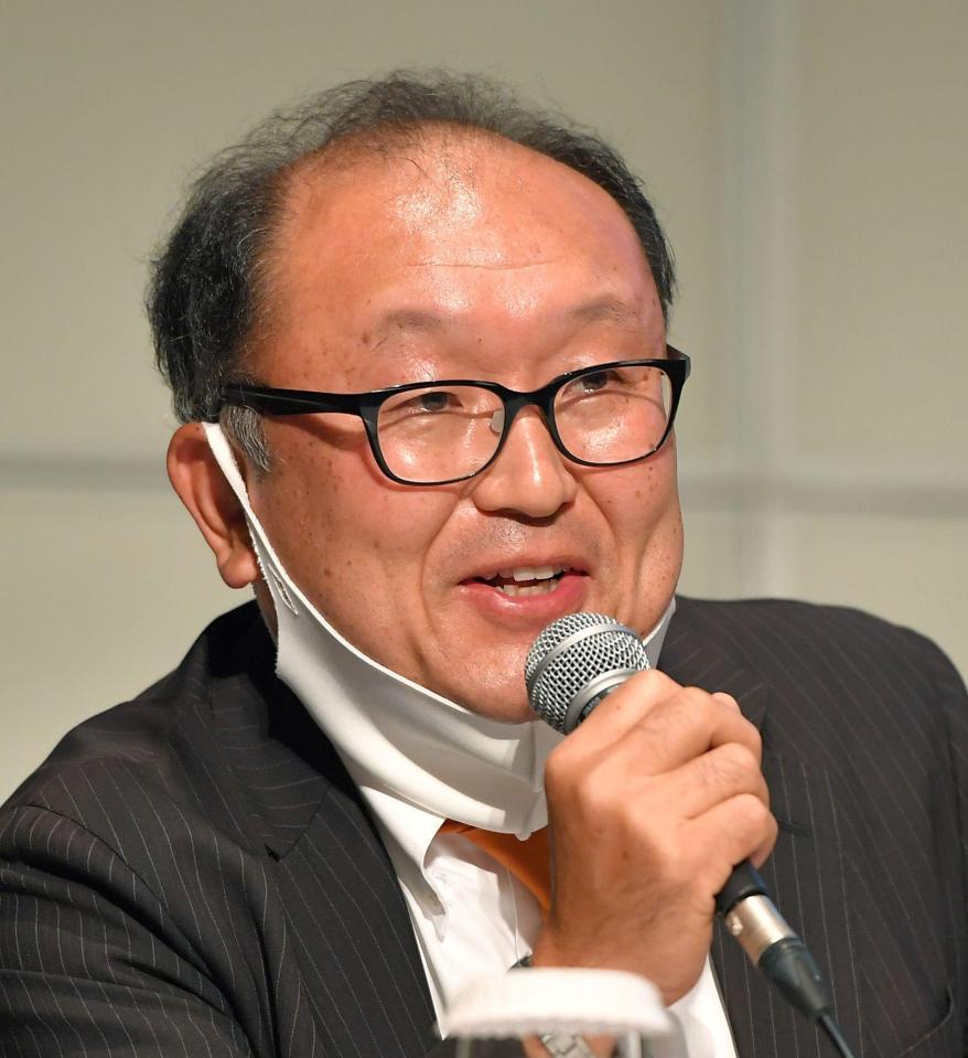 自身で発案したキャッチフレーズを笑顔で披露する巨人・今村球団社長＝東京都文京区の東京ドームホテル（撮影・出月俊成）