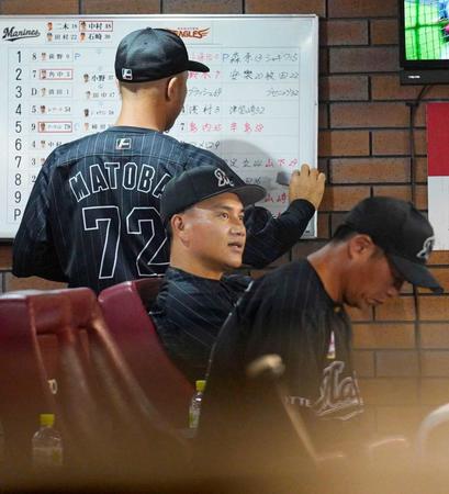 　７回、厳しい表情で試合を見守る井口監督＝６月３０日