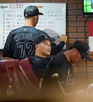 　７回、厳しい表情で試合を見守る井口監督＝６月３０日