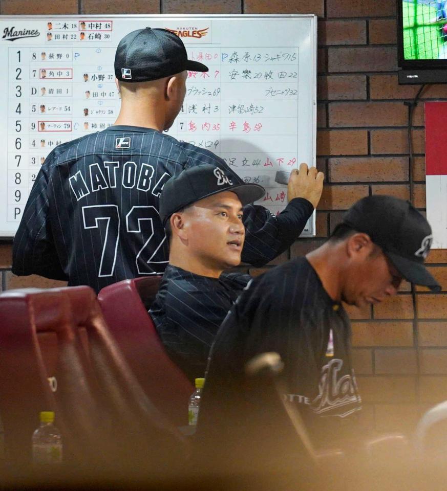 　７回、厳しい表情で試合を見守る井口監督＝６月３０日