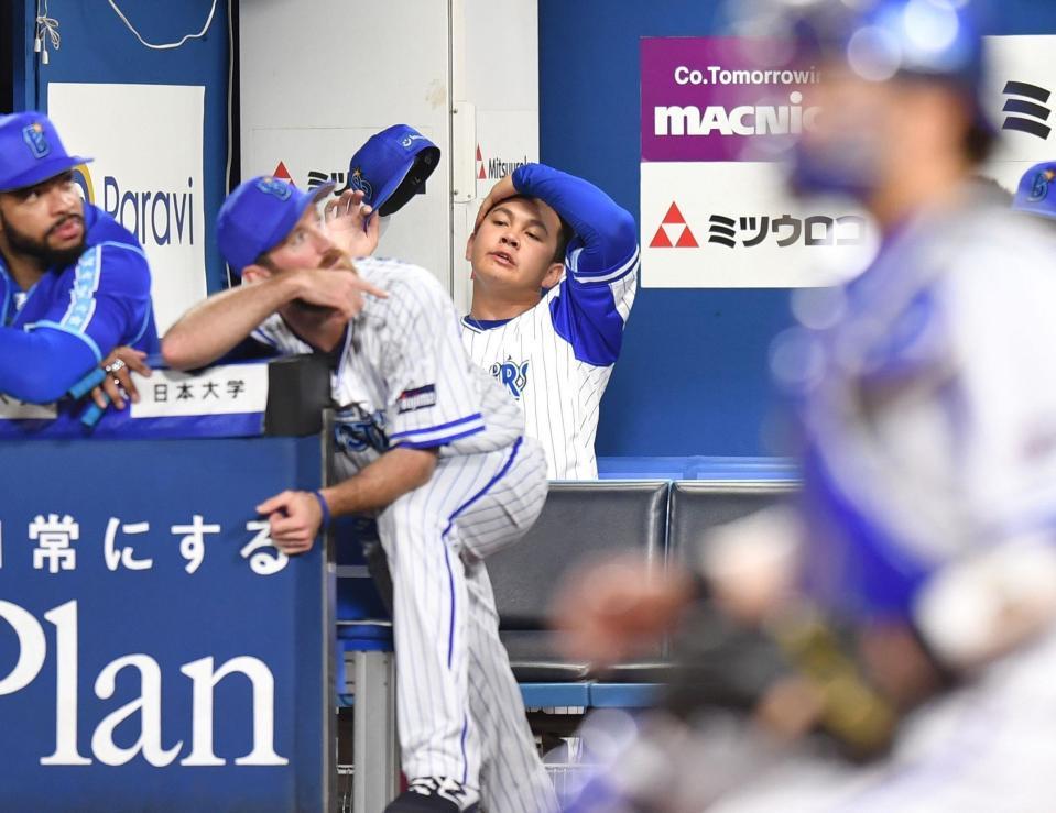 　９回、降板しベンチで汗をぬぐう山崎＝１９日