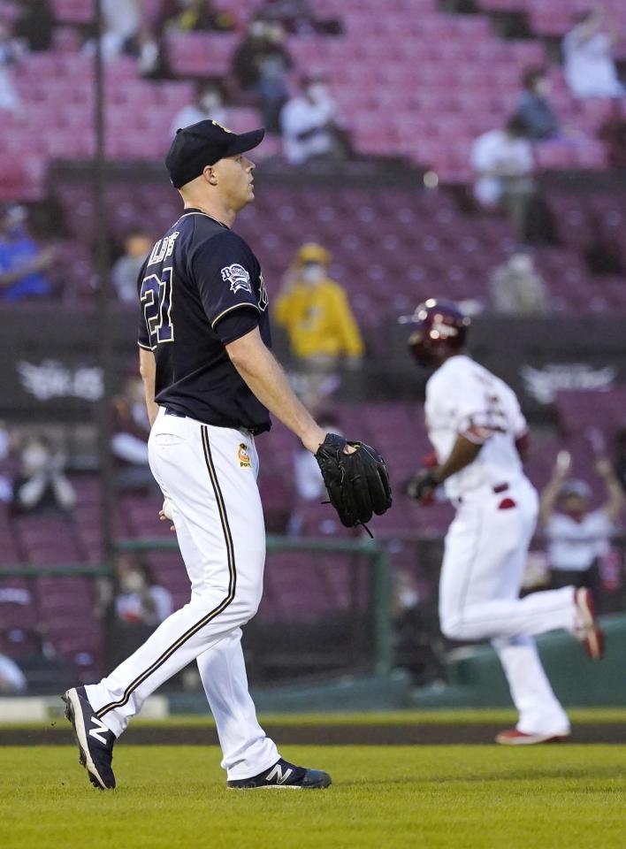 　２回、楽天・ブラッシュ（右）に先制ソロを浴びたオリックスのアルバース＝楽天生命パーク