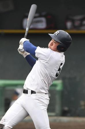 　２回、２ランを放つ履正社・小深田（撮影・北村雅宏）