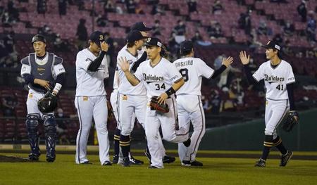 　楽天に逆転勝ちし、喜ぶオリックスナイン