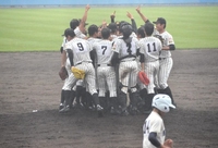 　秋田王者となり、マウンドで歓喜の輪を作るノースアジア大明桜