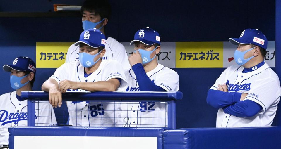 　９回、試合を見守る中日・与田監督（右から２人目）ら＝ナゴヤドーム