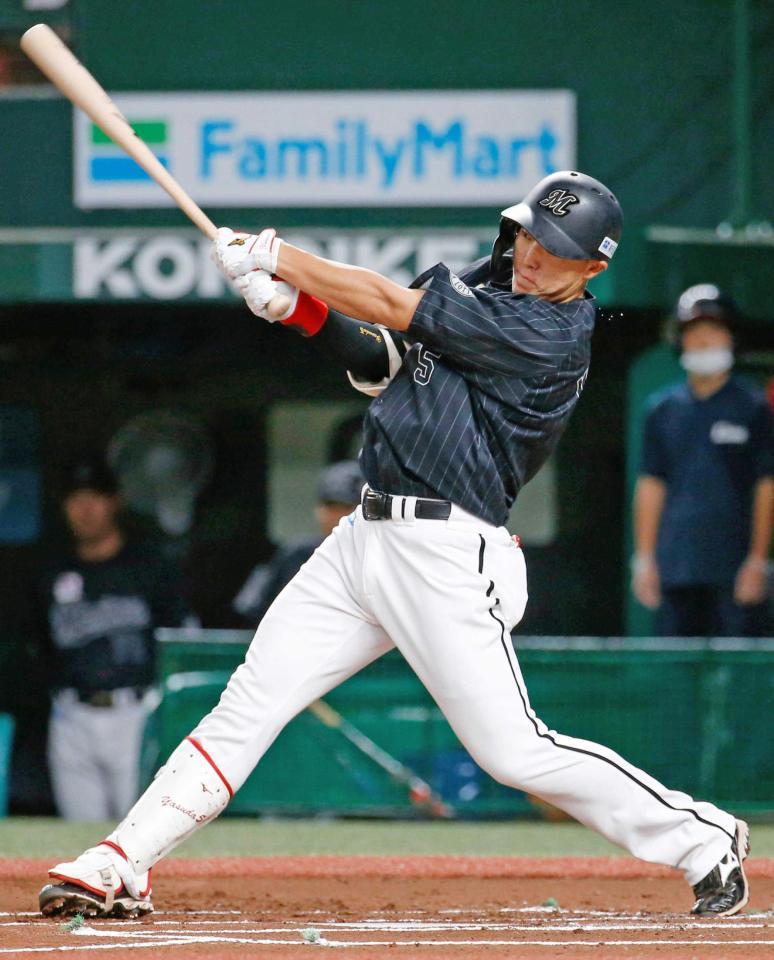 　１回、中前に先制打を放つ安田