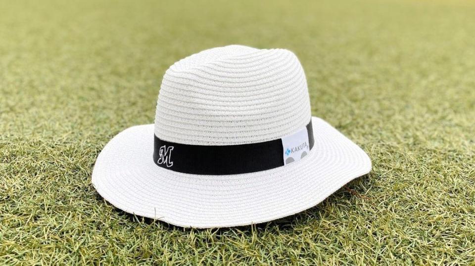 来場者全員に配布される「マリーンズ麦わらハット」（球団提供）