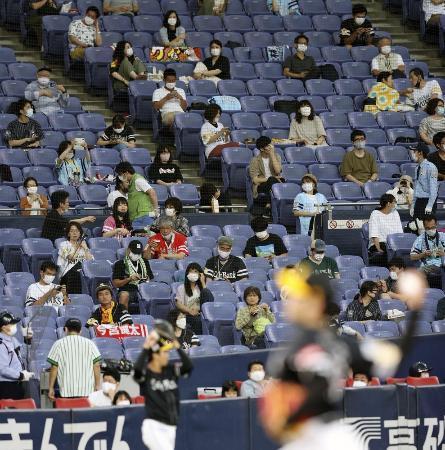 　プロ野球のオリックスとソフトバンクの試合を間隔を空けて観戦するファン＝１８日、京セラドーム