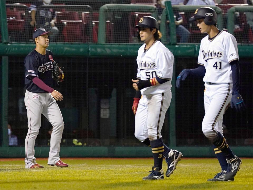 　９回、大城の逆転打で生還した佐野（右）と小田