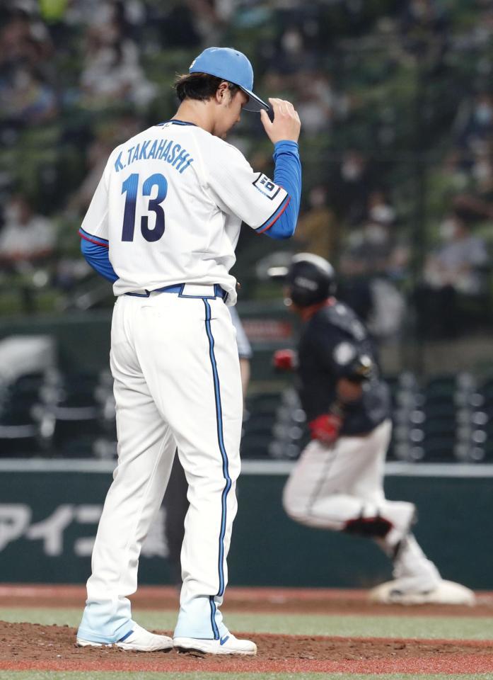 　６回、ロッテ・井上（右）に本塁打を浴びた西武・高橋光（共同）