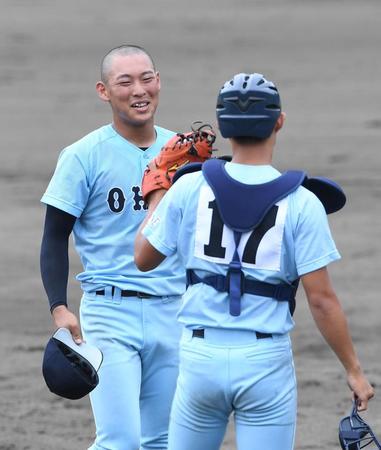 近江対光泉カトリック　９回、最後の打者を打ち取り、笑顔を見せる近江・山田陽翔（左）＝湖東スタジアム（撮影・北村雅宏）