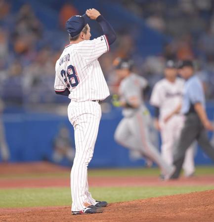 　７回、丸（右後方）に同点の中越えソロを打たれた梅野（撮影・開出牧）