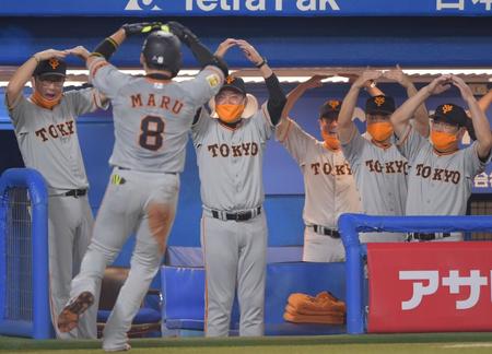 　７回、同点の中越えソロを放った丸（左手前）を“丸ポーズ”で迎える原監督（中央）（撮影・開出牧）