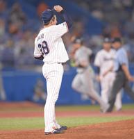 　７回、丸（右後方）に同点の中越えソロを打たれた梅野（撮影・開出牧）