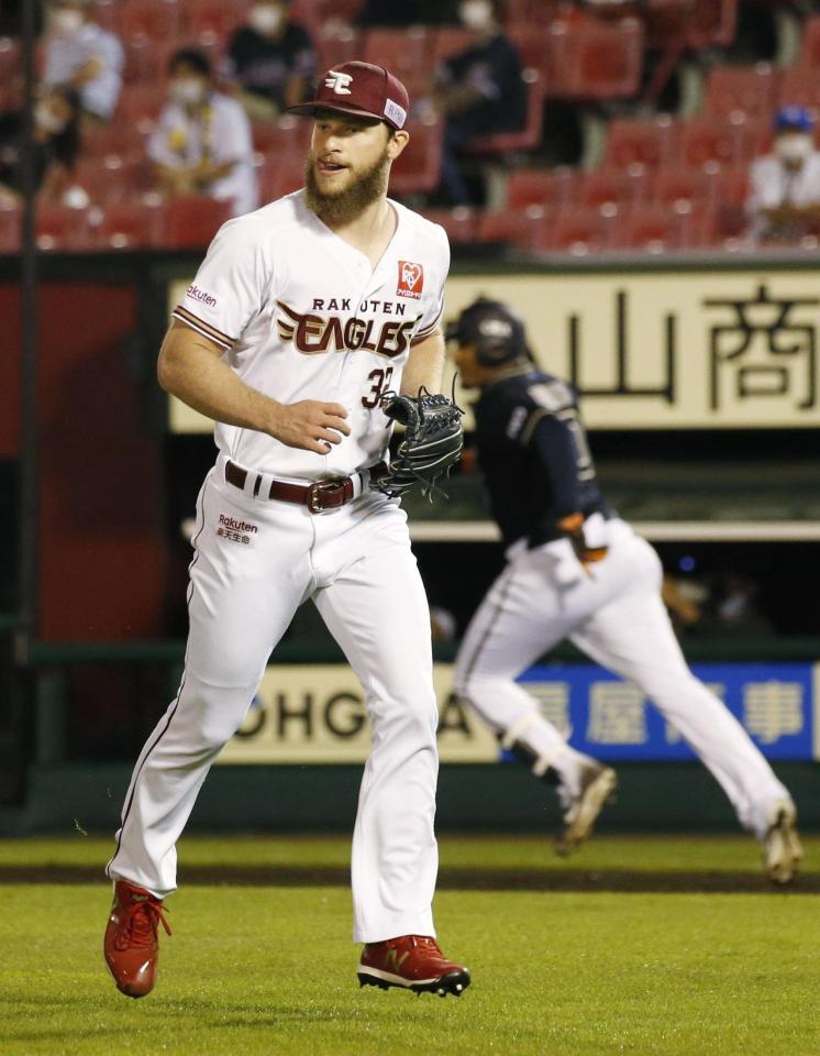 　８回、オリックスのジョーンズ（右）に同点２点打を許した楽天・ブセニッツ＝楽天生命パーク